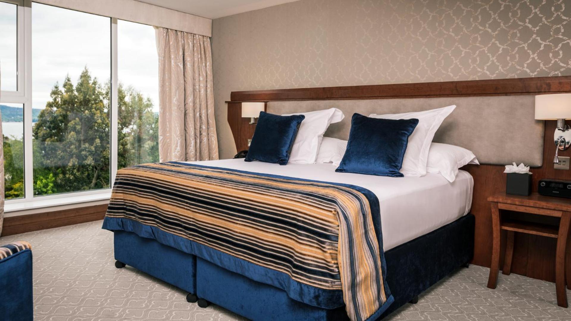 The Culloden Estate And Spa Holywood  Esterno foto A bedroom at the hotel